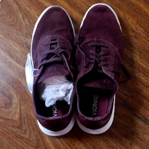 New without tags Vionic Women's Lace Up shoes.